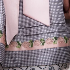 Overig Dirndl Rose Daisy Luxe (50cm) -Kostuum Wereld Winkel dirndl rose daisy luxe 50cm detail 2